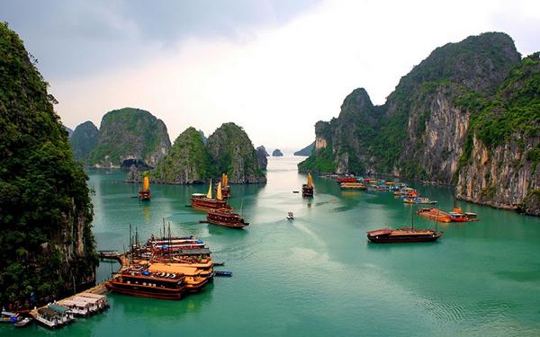 Ha Long Bay, 1. Hoan Kiem Lake, 2. Pulau Phu Quoc, 3. Sa Pa Terraces, 4. Hoi An, 5. Nha Trang, 6. Jade Emperor Pagoda, 7. The Sand Dunes, 8. Phong Nha-Ke Bang, 9. Ha Long Bay, 10. Mekong River