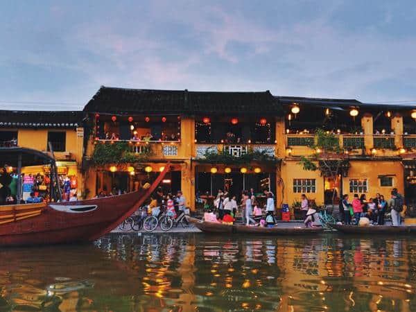 Hoi An, 1. Hoan Kiem Lake, 2. Pulau Phu Quoc, 3. Sa Pa Terraces, 4. Hoi An, 5. Nha Trang, 6. Jade Emperor Pagoda, 7. The Sand Dunes, 8. Phong Nha-Ke Bang, 9. Ha Long Bay, 10. Mekong River