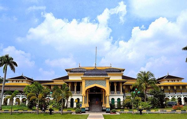 Istana Maimun, 1. Museum Sumatera Utara, 2. Taman Bermain Hillpark Sibolangit, 3. Taman Buaya Asam Kumbang, 4. Mora Indah, 5. Kebun Binatang Medan, 6. Kampung Keling, 7. Istana Maimun, 8. Tangkahan, 9. Masjid Raya Medan, 10. Graha Santa Maria Velangkanni