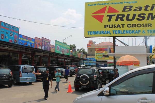 Kampung Batik Trusmi, 1. Taman Ade Irma Suryani Nasution, 2. Pantai Kejawanan, 3. Situ Sedong, 4. Keraton Kasepuhan, 5. Wanawisata Ciwaringin, 6. Desa Wisata Cikalahang, 7. Keraton Kanoman, 8. Taman Sari Gua Sunyaragi, 9. Wisata Banyu Panas Palimanan, 10. Kampung Batik Trusmi, 11. Danau Setu Patok, 12. Makam Sunan Gunung Jati, 13. Waterboom Siwalk, 14. Bukit Gronggong, 15. Hutan Plangon