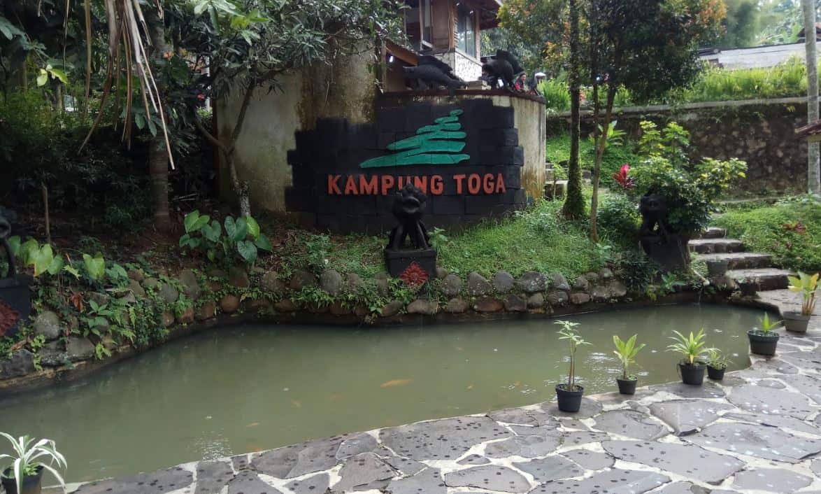 Kampung Toga, 1. Kampung Toga, 2. Wisata Alam Pangjugjugan, 3. Kampung Karuhun, 4. Situ Cilembang, 5. Curug Cigorobog, 6. Gunung Tampomas, 7. Perkebunan Teh Margawindu, 8. Sumber Air Panas Sekarwangi, 9. Curug Cinulang, 10. Gunung Kunci