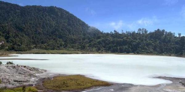 Kawah Putih Talaga Bodas, 1. Gunung Papandayan, 2. Situ Bagendit, 3. Pantai Rancabuaya, 4. Kebun Binatang Cikembulan, 5. Pemandian Air Panas Darajat Pass, 6. Pantai Puncak Guha, 7. Curug Orok, 8. Pantai Santolo, 9. Kawah Putih Talaga Bodas, 10. Sabda Alam Resort &amp; Hotel