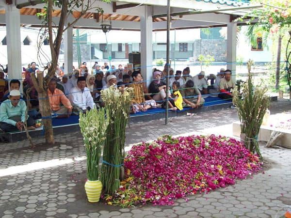 Kawasan Makan Gus Dur, 1. Air Terjun Tretes, 2. Kedung Cinet, 3. Kawasan Makam Gus Dur, 4. Candi Rimbi, 5. Goa Sriti, 6. Sendang Made, 7. Wana Wisata Sumberboto, 8. Taman Tirta Keplaksari, 9. Klenteng Hong San Kiong, 10. Kampung Durian, 11. Goa Sigolo-golo, 12. Air Terjun Sekar Pundak Sari, 13. Alas Gedangan Mojoagung, 14. Kampoeng Djawi, 15. Air Terjun Grenjeng