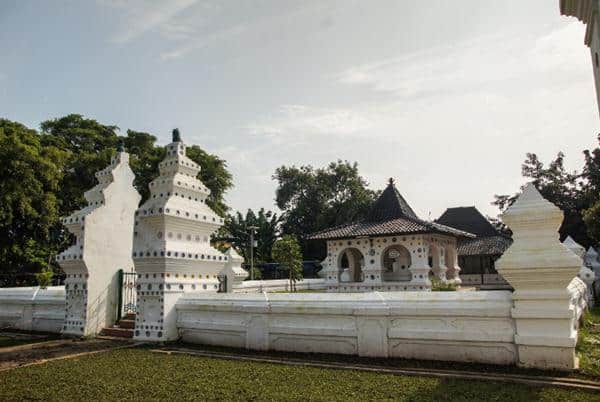 Keraton Kanoman, 1. Taman Ade Irma Suryani Nasution, 2. Pantai Kejawanan, 3. Situ Sedong, 4. Keraton Kasepuhan, 5. Wanawisata Ciwaringin, 6. Desa Wisata Cikalahang, 7. Keraton Kanoman, 8. Taman Sari Gua Sunyaragi, 9. Wisata Banyu Panas Palimanan, 10. Kampung Batik Trusmi, 11. Danau Setu Patok, 12. Makam Sunan Gunung Jati, 13. Waterboom Siwalk, 14. Bukit Gronggong, 15. Hutan Plangon