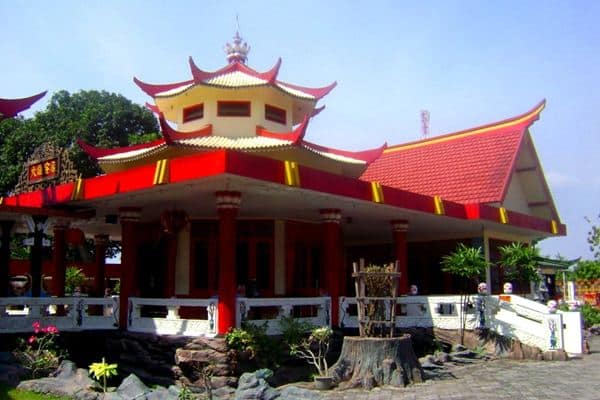 Klenteng Hong San Kiong, 1. Air Terjun Tretes, 2. Kedung Cinet, 3. Kawasan Makam Gus Dur, 4. Candi Rimbi, 5. Goa Sriti, 6. Sendang Made, 7. Wana Wisata Sumberboto, 8. Taman Tirta Keplaksari, 9. Klenteng Hong San Kiong, 10. Kampung Durian, 11. Goa Sigolo-golo, 12. Air Terjun Sekar Pundak Sari, 13. Alas Gedangan Mojoagung, 14. Kampoeng Djawi, 15. Air Terjun Grenjeng