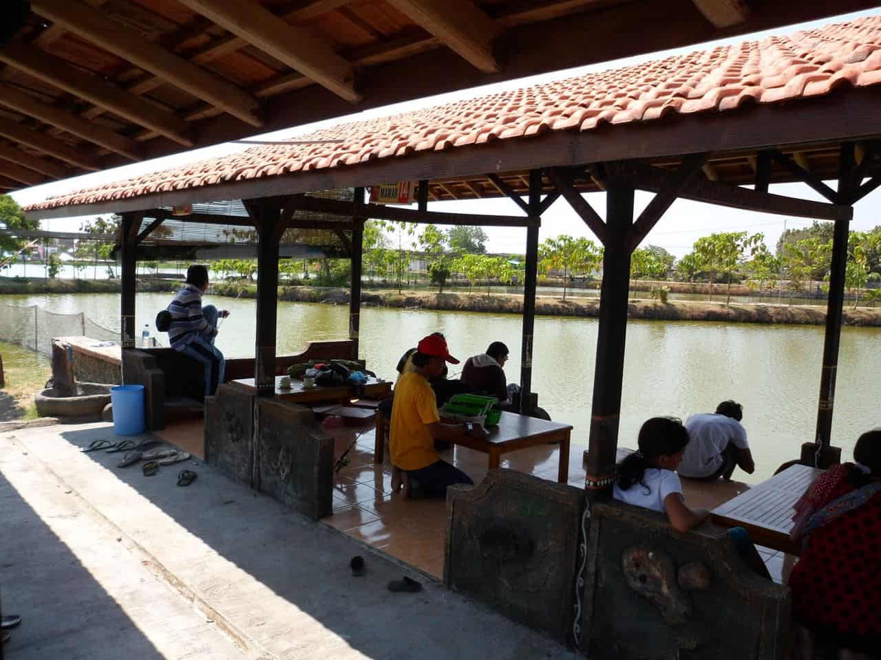 Kolam Pemancingan Sedati, 1. Pantai Kepetingan, 2. Lumpur Lapindo, 3. Tanggulangin, 4. Wisata Bahari Tlocor dan Pulau Sarinah, 5. Kolam Pemancingan Sedati, 6. Alun-Alun Sidoarjo, 7. Kampung Batik Jetis, 8. Delta Fishing, 9. Museum Mpu Tantular, 10. Candi Pari