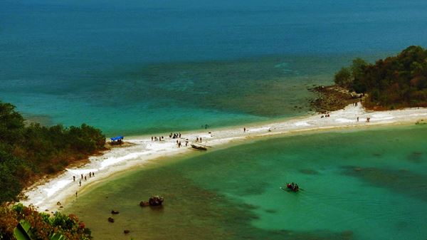 Pulau Mengkudu, 1. Taman Nasional Way Kambas, 2. Pantai Pasir Putih, 3. Teluk Kiluan, 4. Pantai Gigi Hiu, 5. Pulau Pahawang, 6. Cagar Alam Krakatau, 7. Pulau Sebuku, 8. Pantai Tanjung Setia, 9. Menara Siger, 10. Water Park Citra Garden, 11. Pantai Dewi Mandapa, 12. Curup Gangsa, 13. Bukit BLT, 14. Danau Ranau, 15. Pulau Mengkudu