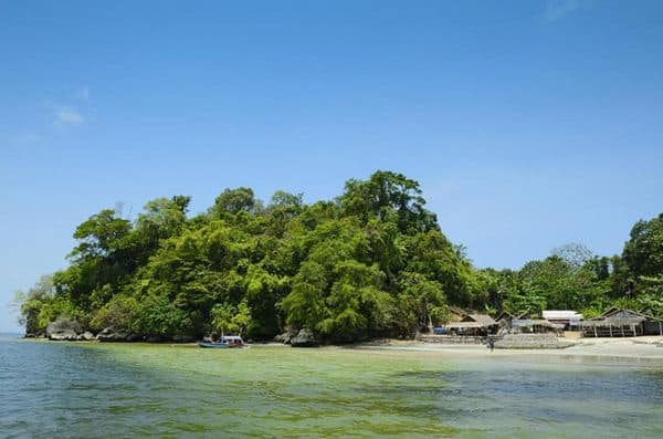 Pulau Nusakambangan, 1. Pantai Karang Pandan, 2. Pantai Teluk Penyu, 3. Pulau Nusakambangan, 4. Benteng Pendem, 5. Pantai Permisan, 6. Pantai Jetis, 7. Benteng Karang Bolong, 8. Wisata Hutan Payau, 9. Pantai Widarapayung, 10. Gunung Srandil, 11. Kemit Forest, 12. Curug Cimandaway, 13. Gunung Selok, 14. Pantai Sodong, 15. Curug Mandala