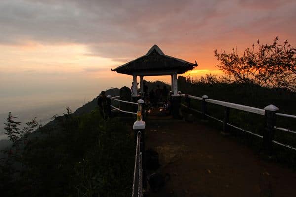 Puncak Suroloyo, 1. Wisata Kalibiru, 2. Gunung Ijo, 3. Pantai Glagah, 4. Puncak Suroloyo, 5. Puncak Widosari, 6. Kebun Teh Nglinggo, 7. Kedung Pedut, 8. Waduk Sermo, 9. Waduk Mini Kleco, 10. Pantai Congot
