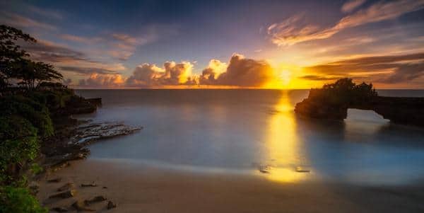 Pura Batu Bolong, 1. Pantai Senggigi, 2. Gunung Rinjani, 3. Gili Trawangan, Gili Air, dan Gili Meno, 4. Lingkoq Datu, 5. Pantai Kuta Lombok, 6. Pantai Sire, 7. Gili Kedis, 8. Pura Batu Bolong, 9. Air Terjun Mangku Sakti, 10. Pantai Selong Belanak