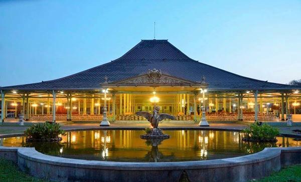 Pura Mangkunagaran, 1. Museum Purba Sangiran, 2. Keraton Surakarta Hadiningrat, 3. Pandawa Water World Solo Baru, 4. Taman Sriwedari, 5. Tugu Lilin, 6. Taman Balekambang, 7. Pura Mangkunagaran, 8. Grojogan Sewu Tawangmangu, 9. Taman Satwa Taru Jurug, 10. Air Terjun Jumog