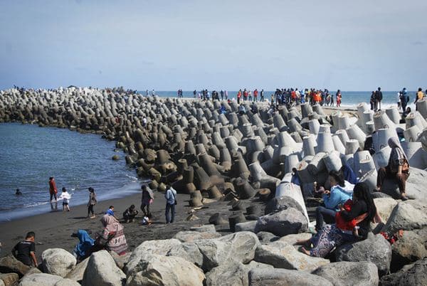 Pantai Glagah, 1. Wisata Kalibiru, 2. Gunung Ijo, 3. Pantai Glagah, 4. Puncak Suroloyo, 5. Puncak Widosari, 6. Kebun Teh Nglinggo, 7. Kedung Pedut, 8. Waduk Sermo, 9. Waduk Mini Kleco, 10. Pantai Congot