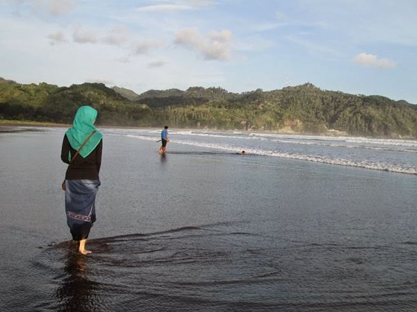 Pantai Jetis, 1. Pantai Karang Pandan, 2. Pantai Teluk Penyu, 3. Pulau Nusakambangan, 4. Benteng Pendem, 5. Pantai Permisan, 6. Pantai Jetis, 7. Benteng Karang Bolong, 8. Wisata Hutan Payau, 9. Pantai Widarapayung, 10. Gunung Srandil, 11. Kemit Forest, 12. Curug Cimandaway, 13. Gunung Selok, 14. Pantai Sodong, 15. Curug Mandala