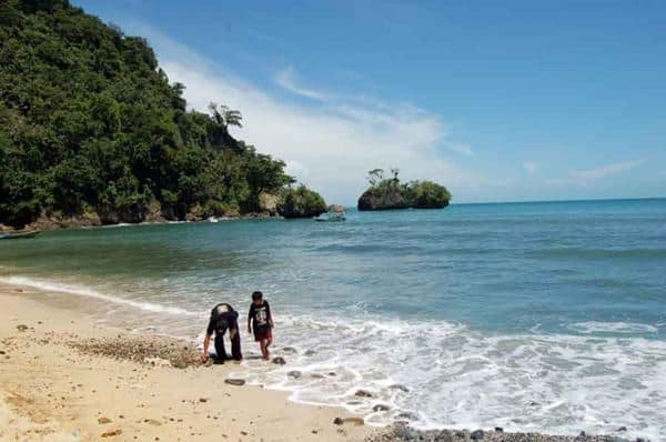 Pantai Karang Pandan, 1. Pantai Karang Pandan, 2. Pantai Teluk Penyu, 3. Pulau Nusakambangan, 4. Benteng Pendem, 5. Pantai Permisan, 6. Pantai Jetis, 7. Benteng Karang Bolong, 8. Wisata Hutan Payau, 9. Pantai Widarapayung, 10. Gunung Srandil, 11. Kemit Forest, 12. Curug Cimandaway, 13. Gunung Selok, 14. Pantai Sodong, 15. Curug Mandala