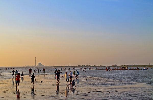Pantai Kejawanan Tempat Wisata Di Cirebon, 1. Taman Ade Irma Suryani Nasution, 2. Pantai Kejawanan, 3. Situ Sedong, 4. Keraton Kasepuhan, 5. Wanawisata Ciwaringin, 6. Desa Wisata Cikalahang, 7. Keraton Kanoman, 8. Taman Sari Gua Sunyaragi, 9. Wisata Banyu Panas Palimanan, 10. Kampung Batik Trusmi, 11. Danau Setu Patok, 12. Makam Sunan Gunung Jati, 13. Waterboom Siwalk, 14. Bukit Gronggong, 15. Hutan Plangon
