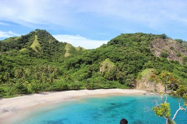 Pantai Koka, 1. Labuan Bajo, 2. Pulau Kanawa, 3. Taman Nasional Komodo, 4. Danau Kelimutu, 5. Pantai Pink, 6. Pulau Padar, 7. Pantai Koka, 8. Gua Liang Bua, 9. Air Terjun Cunca Rami, 10. Danau Sano Nggoang