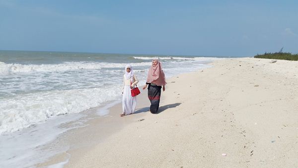 Pantai Pasir Putih Remen, 1. Pantai Kelapa, 2. Pantai Boom, 3. Pantai Sowan, 4. Air Terjun Nglirip, 5. Goa Ngerong, 6. Pantai Pasir Putih Remen, 7. Goa Suci, 8. Pemandian Bektiharjo, 9. Makam Sunan Bonang, 10. Goa Akbar