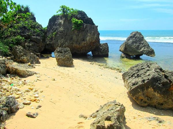 Pantai Pringjono, 1. Pantai Nampu, 2. Waduk Gajah Mungkur, 3. Bukit Cumbri, 4. Air Terjun Binangun Watu Jadah, 5. Museum Wayang Indonesia, 6. Telaga Claket, 7. Pantai Banyutowo, 8. Air Terjun Setren Girimanik, 9. Goa Putri Kencono, 10. Pantai Sembukan, 11. Alas Kethu, 12. Wisata Spiritual Khayangan, 13. Goa Ngantap, 14. Air Terjun Seloresi, 15. Pantai Pringjono