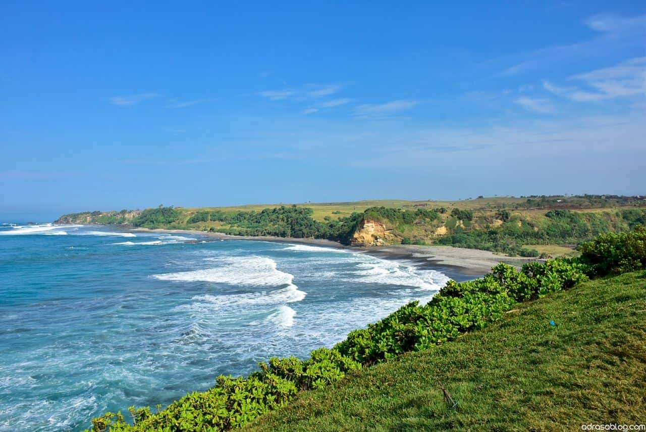 Pantai Puncak Guha, 1. Gunung Papandayan, 2. Situ Bagendit, 3. Pantai Rancabuaya, 4. Kebun Binatang Cikembulan, 5. Pemandian Air Panas Darajat Pass, 6. Pantai Puncak Guha, 7. Curug Orok, 8. Pantai Santolo, 9. Kawah Putih Talaga Bodas, 10. Sabda Alam Resort &amp; Hotel