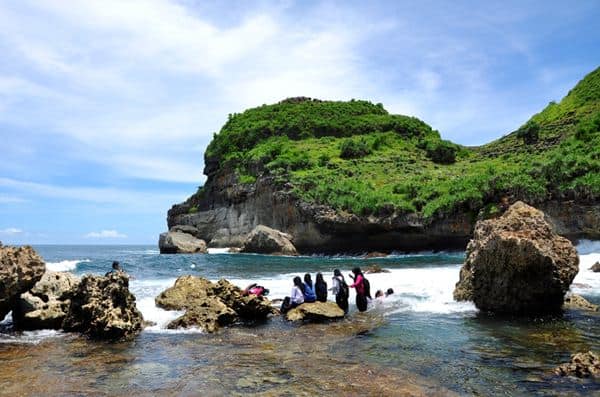 Pantai Sembukan, 1. Pantai Nampu, 2. Waduk Gajah Mungkur, 3. Bukit Cumbri, 4. Air Terjun Binangun Watu Jadah, 5. Museum Wayang Indonesia, 6. Telaga Claket, 7. Pantai Banyutowo, 8. Air Terjun Setren Girimanik, 9. Goa Putri Kencono, 10. Pantai Sembukan, 11. Alas Kethu, 12. Wisata Spiritual Khayangan, 13. Goa Ngantap, 14. Air Terjun Seloresi, 15. Pantai Pringjono