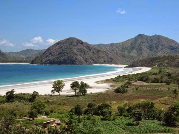 Pantai Selong Belanak, 1. Pantai Senggigi, 2. Gunung Rinjani, 3. Gili Trawangan, Gili Air, dan Gili Meno, 4. Lingkoq Datu, 5. Pantai Kuta Lombok, 6. Pantai Sire, 7. Gili Kedis, 8. Pura Batu Bolong, 9. Air Terjun Mangku Sakti, 10. Pantai Selong Belanak