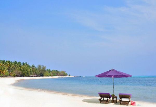 Pantai Sire, 1. Pantai Senggigi, 2. Gunung Rinjani, 3. Gili Trawangan, Gili Air, dan Gili Meno, 4. Lingkoq Datu, 5. Pantai Kuta Lombok, 6. Pantai Sire, 7. Gili Kedis, 8. Pura Batu Bolong, 9. Air Terjun Mangku Sakti, 10. Pantai Selong Belanak