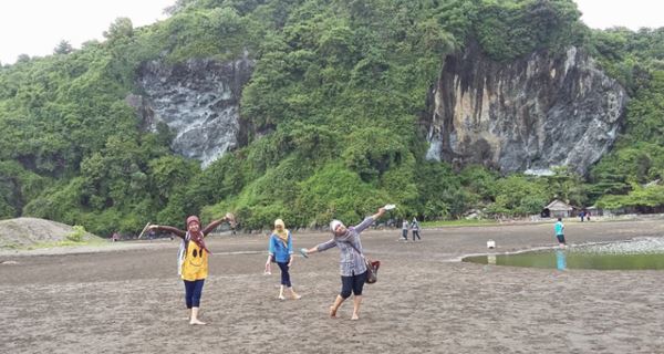 Pantai Sodong, 1. Pantai Karang Pandan, 2. Pantai Teluk Penyu, 3. Pulau Nusakambangan, 4. Benteng Pendem, 5. Pantai Permisan, 6. Pantai Jetis, 7. Benteng Karang Bolong, 8. Wisata Hutan Payau, 9. Pantai Widarapayung, 10. Gunung Srandil, 11. Kemit Forest, 12. Curug Cimandaway, 13. Gunung Selok, 14. Pantai Sodong, 15. Curug Mandala