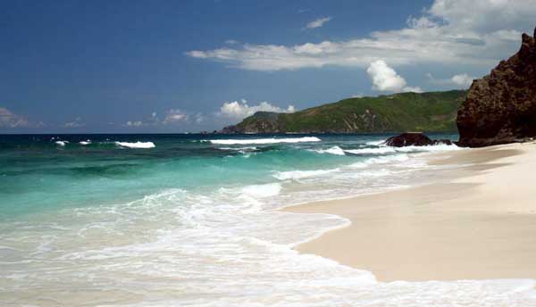 Pantai Tanjung Aan, 1. Poto Jarum, 2. Pantai Tanjung Pasir, 3. Pantai Ai Manis, 4. Air Terjun Mata Jitu, 5. Brang Sedo, 6. Pantai Tanjung Aan, 7. Hutan Sesaot, 8. Bukit Malimbu, 9. Air Terjun Diwu Mbai, 10. Desa Poto, 11. Takat Segele, 12. Pantai Tanjung Bloam, 13. Pulau Paserang, 14. Pulau Kenawa, 15. Pantai Yoyo