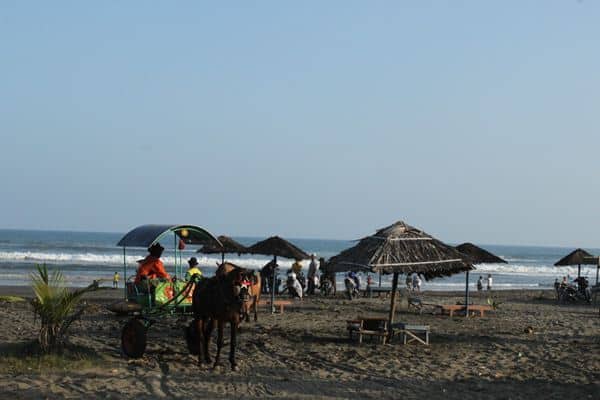 Pantai Widarapayung, 1. Pantai Karang Pandan, 2. Pantai Teluk Penyu, 3. Pulau Nusakambangan, 4. Benteng Pendem, 5. Pantai Permisan, 6. Pantai Jetis, 7. Benteng Karang Bolong, 8. Wisata Hutan Payau, 9. Pantai Widarapayung, 10. Gunung Srandil, 11. Kemit Forest, 12. Curug Cimandaway, 13. Gunung Selok, 14. Pantai Sodong, 15. Curug Mandala
