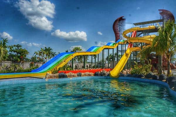 Paradise-Q Waterpark, 1. Pantai Kijing, 2. Aloe Vera Center, 3. Pantai Pasir Panjang, 4. Rumah Betang Radakng, 5. Keraton Kadriah, 6. Hutan Kota (Arboretum Sylva Untan), 7. Tugu Khatulistiwa, 8. Taman Alun Kapuas, 9. Paradise-Q Waterpark, 10. Sinka Island Park