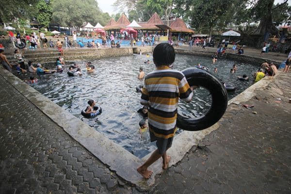 Pemandian Banyu Biru, 1. Pantai Lekok, 2. Gunung Bromo, 3. Taman Safari Prigen, 4. Air Terjun Kakek Bodo, 5. Pantai Penunggul, 6. Kebun Raya Purwodadi, 7. Danau Ranu Grati, 8. Candi Jawi, 9. Pemandian Banyu Biru, 10. Coban Baung