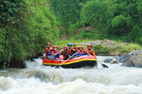 Sungai Citarik, 1. Curug Cikaso, 2. Pantai Ujung Genteng, 3. Pantai Pelabuhan Ratu, 4. Goa Buniayu, 5. Sungai Citarik, 6. Curug Awang, 7. Situ Gunung, 8. Pantai Cibangban, 9. Taman Nasional Gunung Halimun Salak, 10. Taman Rekreasi Selabintana