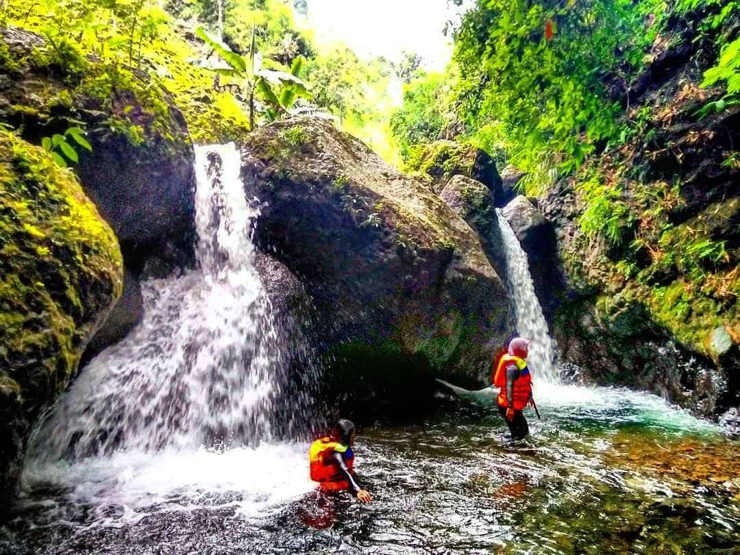 Sungai Watu Wujur, 1. Desa Wisata Karangbanjar, 2. Owabong, 3. Puncak Sendaren, 4. Goa Lawa, 5. Curug Silintang dan Silawang, 6. Sungai Watu Wujur, 7. Igir Wringin, 8. Situ Tirta Marta, 9. Agrowisata Lembah Asri Purbalingga, 10. Curug Nini