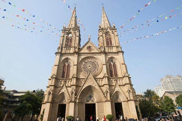 Sacred Hall Cathedral, Opera House Guangzhou, Menara Canton, Shamian Island, Chimelong Paradise, Baiyun Mountain, Temple of the Six Banyan Trees, Sun Yat-sen Memorial Hall, Sacred Hall Cathedral, Taman Safari Chimelong, Zhujiang New Town