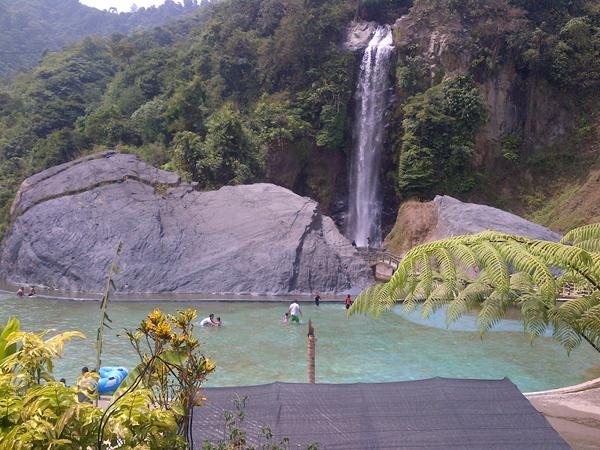 Sentul Paradise Park, 1. Danau Situ Gede, 2. Kebun Raya Bogor, 3. Telaga Warna, 4. Gunung Pancar, 5. Taman Riung Gunung, 6. Agrowisata Gunung Mas, 7. Pemandian Air Panas Tirta Sanita Ciseeng, 8. Sentul Paradise Park, 9. Kebun Raya Cibodas, 10. Curug Ngumpet, 11. Goa Agung Garunggang, 12. Curug Leuwi Lieuk, 13. Gunung Munara, 14. Curug Cibaliung, 15. Gunung Batu Jonggol