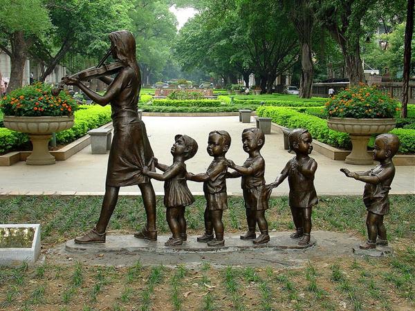 Shamian Island, Opera House Guangzhou, Menara Canton, Shamian Island, Chimelong Paradise, Baiyun Mountain, Temple of the Six Banyan Trees, Sun Yat-sen Memorial Hall, Sacred Hall Cathedral, Taman Safari Chimelong, Zhujiang New Town