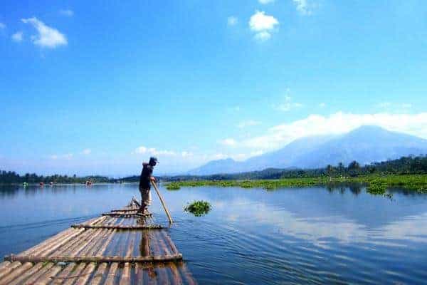 Situ Bagendit Tempat Wisata Di Garut, 1. Gunung Papandayan, 2. Situ Bagendit, 3. Pantai Rancabuaya, 4. Kebun Binatang Cikembulan, 5. Pemandian Air Panas Darajat Pass, 6. Pantai Puncak Guha, 7. Curug Orok, 8. Pantai Santolo, 9. Kawah Putih Talaga Bodas, 10. Sabda Alam Resort &amp; Hotel