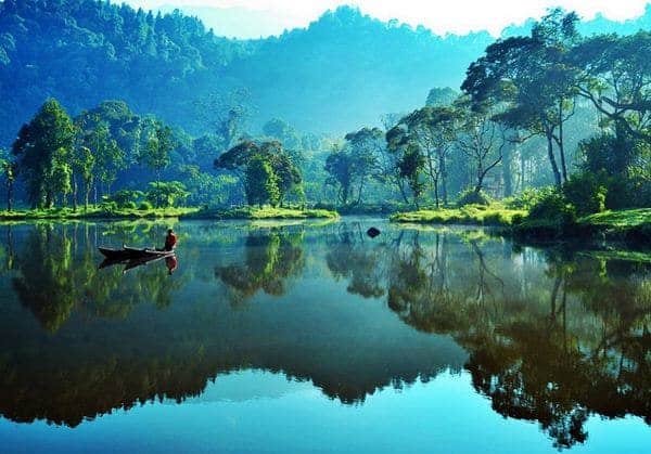 Situ Gunung, 1. Curug Cikaso, 2. Pantai Ujung Genteng, 3. Pantai Pelabuhan Ratu, 4. Goa Buniayu, 5. Sungai Citarik, 6. Curug Awang, 7. Situ Gunung, 8. Pantai Cibangban, 9. Taman Nasional Gunung Halimun Salak, 10. Taman Rekreasi Selabintana