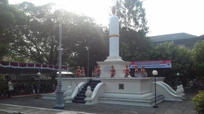 Tugu Lilin, 1. Museum Purba Sangiran, 2. Keraton Surakarta Hadiningrat, 3. Pandawa Water World Solo Baru, 4. Taman Sriwedari, 5. Tugu Lilin, 6. Taman Balekambang, 7. Pura Mangkunagaran, 8. Grojogan Sewu Tawangmangu, 9. Taman Satwa Taru Jurug, 10. Air Terjun Jumog