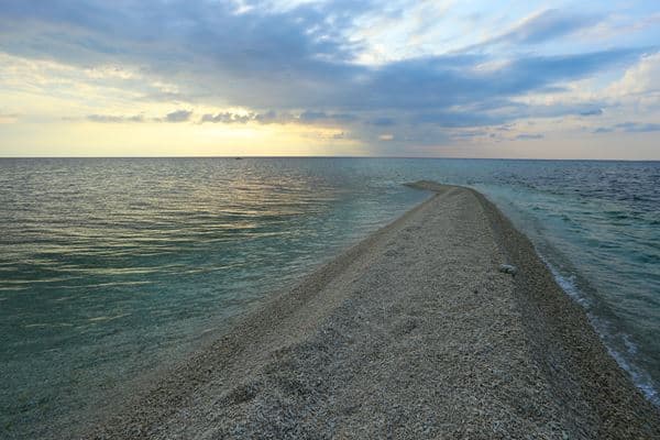 Takat Segele, 1. Poto Jarum, 2. Pantai Tanjung Pasir, 3. Pantai Ai Manis, 4. Air Terjun Mata Jitu, 5. Brang Sedo, 6. Pantai Tanjung Aan, 7. Hutan Sesaot, 8. Bukit Malimbu, 9. Air Terjun Diwu Mbai, 10. Desa Poto, 11. Takat Segele, 12. Pantai Tanjung Bloam, 13. Pulau Paserang, 14. Pulau Kenawa, 15. Pantai Yoyo