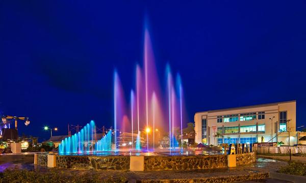 Taman Alun Kapuas, 1. Pantai Kijing, 2. Aloe Vera Center, 3. Pantai Pasir Panjang, 4. Rumah Betang Radakng, 5. Keraton Kadriah, 6. Hutan Kota (Arboretum Sylva Untan), 7. Tugu Khatulistiwa, 8. Taman Alun Kapuas, 9. Paradise-Q Waterpark, 10. Sinka Island Park