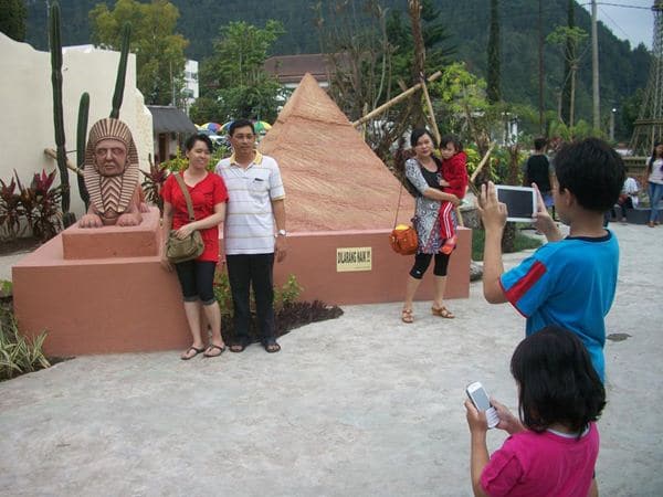 Taman Ria Balekambang Tempat Wisata Di Karanganyar, 1. Air Terjun Grojogan Sewu, 2. Taman Ria Balekambang, 3. Tahura Ngargoyoso, 4. Telaga Madirda, 5. Bumi Perkemahan Camping Lawu Resort dan Hutan Pinus Sekipan, 6. Perkebunan Teh Kemuning, 7. Agrowisata Sondokoro, 8. Puncak Gunung Lawu, 9. Astana Giribangun, 10. Wisata Tubing Goasari Ngargoyoso