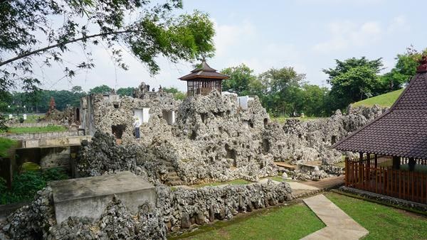 Taman Sari Gua Sunyaragi, 1. Taman Ade Irma Suryani Nasution, 2. Pantai Kejawanan, 3. Situ Sedong, 4. Keraton Kasepuhan, 5. Wanawisata Ciwaringin, 6. Desa Wisata Cikalahang, 7. Keraton Kanoman, 8. Taman Sari Gua Sunyaragi, 9. Wisata Banyu Panas Palimanan, 10. Kampung Batik Trusmi, 11. Danau Setu Patok, 12. Makam Sunan Gunung Jati, 13. Waterboom Siwalk, 14. Bukit Gronggong, 15. Hutan Plangon