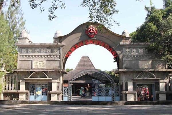 Taman Sriwedari, 1. Museum Purba Sangiran, 2. Keraton Surakarta Hadiningrat, 3. Pandawa Water World Solo Baru, 4. Taman Sriwedari, 5. Tugu Lilin, 6. Taman Balekambang, 7. Pura Mangkunagaran, 8. Grojogan Sewu Tawangmangu, 9. Taman Satwa Taru Jurug, 10. Air Terjun Jumog