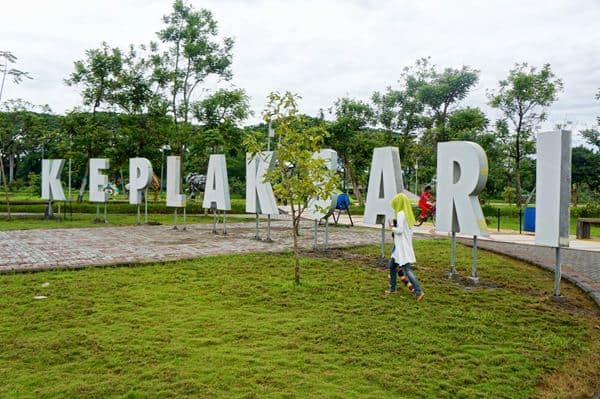 Taman Tirta Keplaksari, 1. Air Terjun Tretes, 2. Kedung Cinet, 3. Kawasan Makam Gus Dur, 4. Candi Rimbi, 5. Goa Sriti, 6. Sendang Made, 7. Wana Wisata Sumberboto, 8. Taman Tirta Keplaksari, 9. Klenteng Hong San Kiong, 10. Kampung Durian, 11. Goa Sigolo-golo, 12. Air Terjun Sekar Pundak Sari, 13. Alas Gedangan Mojoagung, 14. Kampoeng Djawi, 15. Air Terjun Grenjeng