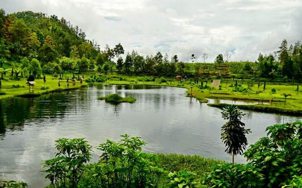 Telaga Madirda, 1. Air Terjun Grojogan Sewu, 2. Taman Ria Balekambang, 3. Tahura Ngargoyoso, 4. Telaga Madirda, 5. Bumi Perkemahan Camping Lawu Resort dan Hutan Pinus Sekipan, 6. Perkebunan Teh Kemuning, 7. Agrowisata Sondokoro, 8. Puncak Gunung Lawu, 9. Astana Giribangun, 10. Wisata Tubing Goasari Ngargoyoso