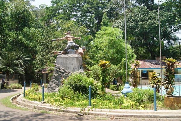 Wana Wisata Sumberboto, 1. Air Terjun Tretes, 2. Kedung Cinet, 3. Kawasan Makam Gus Dur, 4. Candi Rimbi, 5. Goa Sriti, 6. Sendang Made, 7. Wana Wisata Sumberboto, 8. Taman Tirta Keplaksari, 9. Klenteng Hong San Kiong, 10. Kampung Durian, 11. Goa Sigolo-golo, 12. Air Terjun Sekar Pundak Sari, 13. Alas Gedangan Mojoagung, 14. Kampoeng Djawi, 15. Air Terjun Grenjeng