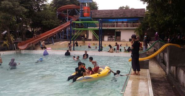 Waterboom Siwalk, 1. Taman Ade Irma Suryani Nasution, 2. Pantai Kejawanan, 3. Situ Sedong, 4. Keraton Kasepuhan, 5. Wanawisata Ciwaringin, 6. Desa Wisata Cikalahang, 7. Keraton Kanoman, 8. Taman Sari Gua Sunyaragi, 9. Wisata Banyu Panas Palimanan, 10. Kampung Batik Trusmi, 11. Danau Setu Patok, 12. Makam Sunan Gunung Jati, 13. Waterboom Siwalk, 14. Bukit Gronggong, 15. Hutan Plangon