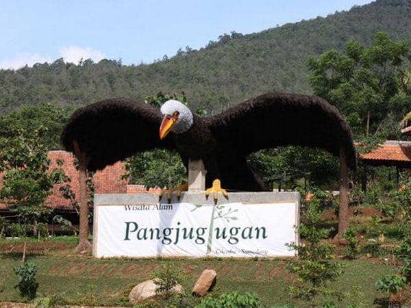 Wisata Alam Pangjugjugan Tempat Wisata Di Sumedang, 1. Kampung Toga, 2. Wisata Alam Pangjugjugan, 3. Kampung Karuhun, 4. Situ Cilembang, 5. Curug Cigorobog, 6. Gunung Tampomas, 7. Perkebunan Teh Margawindu, 8. Sumber Air Panas Sekarwangi, 9. Curug Cinulang, 10. Gunung Kunci