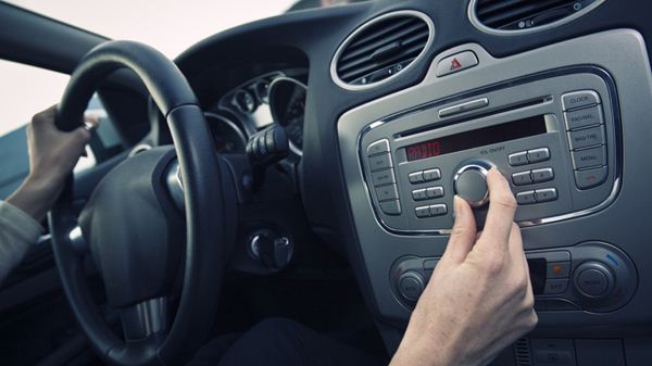 Matikan musik atau radio di dalam mobil, 1. Lebih sering beristirahat, 2. Pindah duduk ke bangku depan, 3. Stabilkan posisi kepala, 4. Buat sirkulasi udara yang lebih baik, 5. Hentikan aktivitas membaca atau main gadget, 6. Gunakan minyak angin aromatherapy, 7. Matikan musik atau radio di dalam mobil, 8. Coba untuk tidur, 9. Konsumsi minuman hangat, 10. Makan dulu sebelum melanjutkan perjalanan